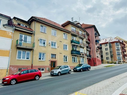 Prodej bytu OV, 2+1, 51m2, balkón, sklep, 1. patro, Valdštejnova ulice - Cheb - Fotka 1