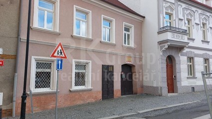 Pronájem obchodního prostoru 30 m2, Komenského náměstí, Slaný - Fotka 1